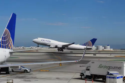 B744-N120UA-KSFO